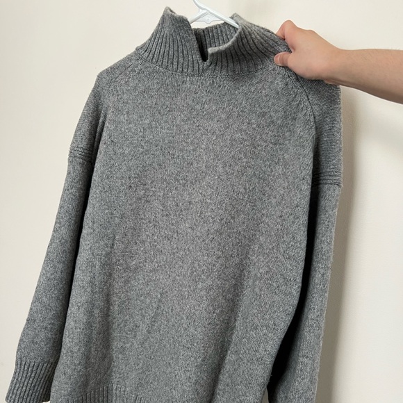 H&M turtleneck sweater - Picture 2 of 2